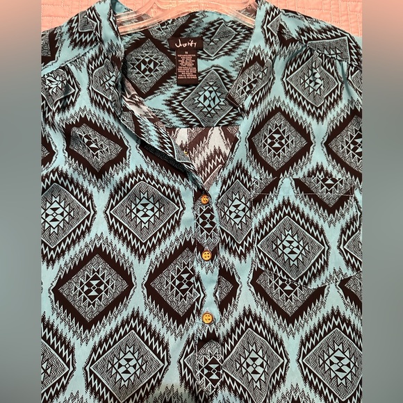 Justify Tunic Blouse - Picture 5 of 7